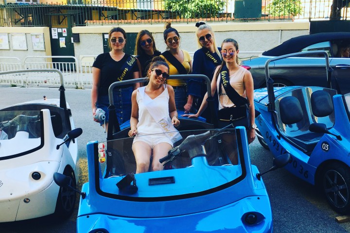 Six femmes autour une NiceCar bleue