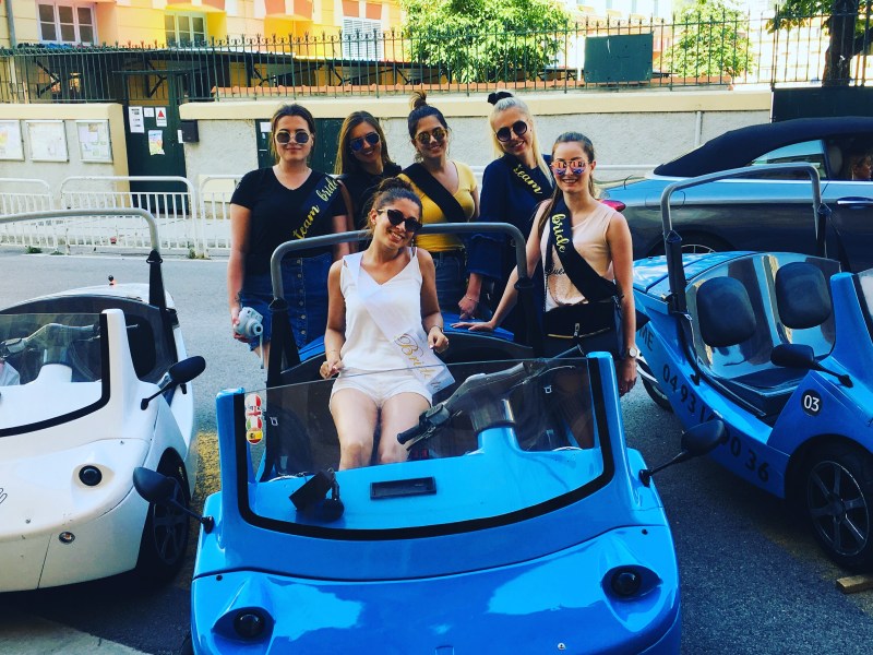 Six femmes autour une NiceCar bleue