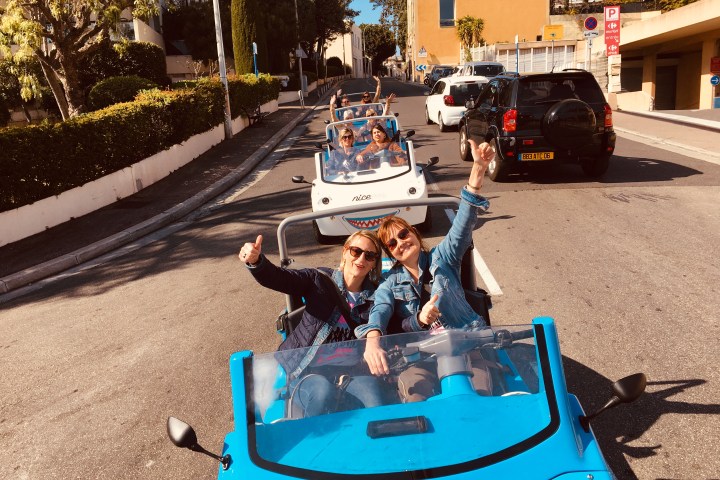 Deux femmes souriantes dans une NiceCar bleue
