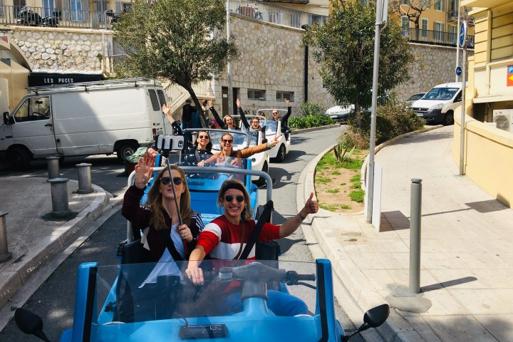Deux femmes souriantes dans une NiceCar bleue