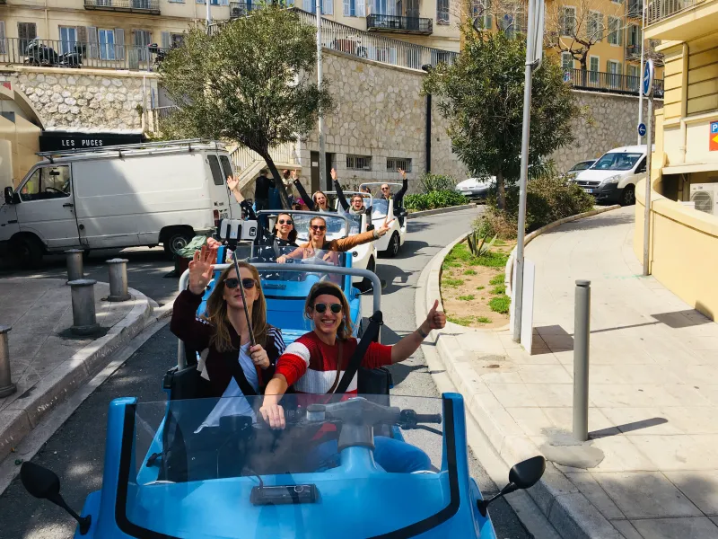 Deux femmes souriantes dans une NiceCar bleue