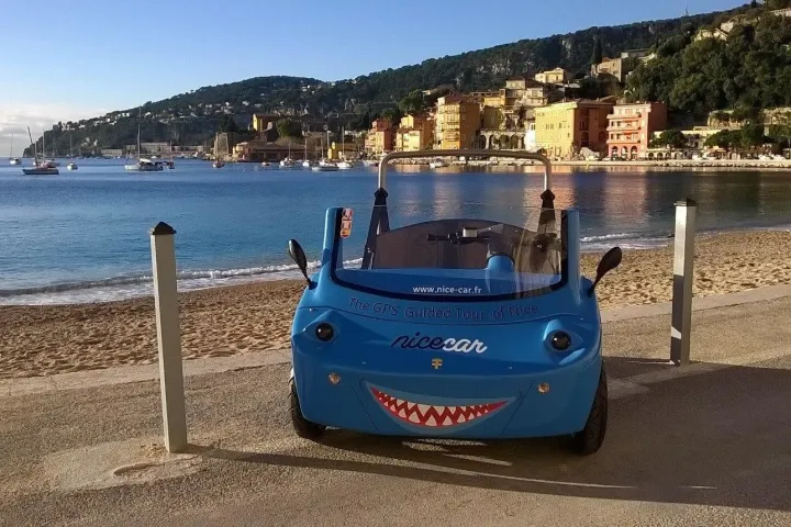 Une NiceCar bleue près de la plage au bord de l´eau