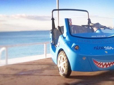 Une NiceCar bleue près de la plage au bord de l´eau